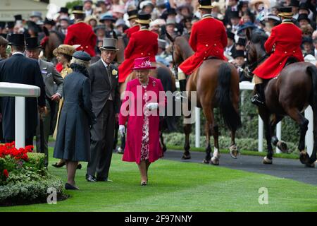 Ascot, Bergen, Großbritannien. Juni 2015. Ihre Majestät die Königin und Prinz Philip, der Herzog von Edinburgh, kommen in der Kutschenprozession in Royal Ascot an. Quelle: Maureen McLean/Alamy Stockfoto