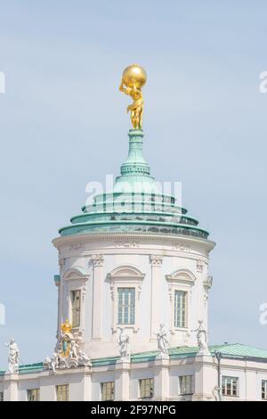 Goldene Dachstatue eines Atlasses, der einen großen Globus, Planeten, Erde an seinen Schultern trägt, im Forum für Kunst und Stadtgeschichte am blauen Himmel, Töpfe Stockfoto