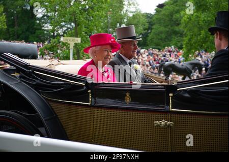 Ascot, Bergen, Großbritannien. Juni 2015. Ihre Majestät die Königin und Prinz Philip, der Herzog von Edinburgh, kommen in der Kutschenprozession in Royal Ascot an. Quelle: Maureen McLean/Alamy Stockfoto