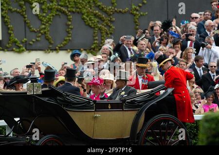 Ascot, Bergen, Großbritannien. Juni 2015. Ihre Majestät die Königin und Prinz Philip, der Herzog von Edinburgh, kommen in der Kutschenprozession in Royal Ascot an. Quelle: Maureen McLean/Alamy Stockfoto