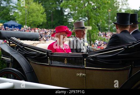 Ascot, Bergen, Großbritannien. Juni 2015. Ihre Majestät die Königin und Prinz Philip, der Herzog von Edinburgh, kommen in der Kutschenprozession in Royal Ascot an. Quelle: Maureen McLean/Alamy Stockfoto