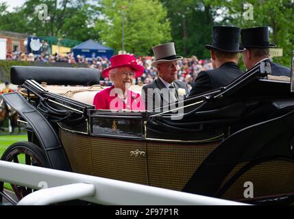 Ascot, Bergen, Großbritannien. Juni 2015. Ihre Majestät die Königin und Prinz Philip, der Herzog von Edinburgh, kommen in der Kutschenprozession in Royal Ascot an. Quelle: Maureen McLean/Alamy Stockfoto