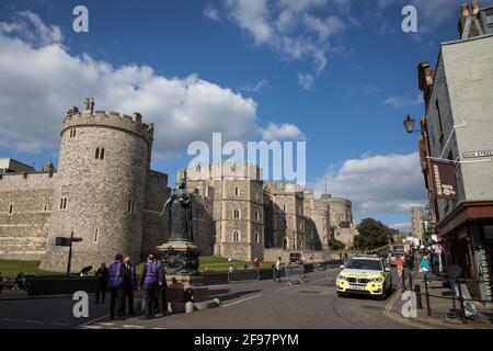 Windsor, Großbritannien. April 2021. Gemeindeaufseher des Royal Borough of Windsor und Maidenhead sowie Polizisten der Thames Valley Police sorgen vor Windsor Castle am Vorabend der Beerdigung des Herzogs von Edinburgh für Sicherheit. Kredit: Mark Kerrison/Alamy Live Nachrichten Stockfoto