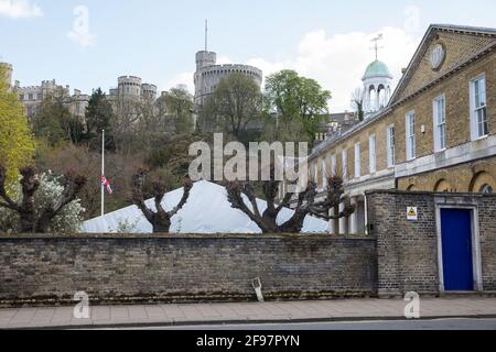 Windsor, Großbritannien. April 2021. Am Vorabend der Beerdigung des Herzogs von Edinburgh ist ein Union Jack zu sehen, der auf dem Gelände der St. GeorgeÕs School vor dem Schloss Windsor fliegt. Die Beerdigung von Prinz Philip, Königin Elisabeths Ehemann, findet IIÕs 17. April um 15:00 Uhr BST in der St. George's Chapel in Windsor Castle statt. Kredit: Mark Kerrison/Alamy Live Nachrichten Stockfoto