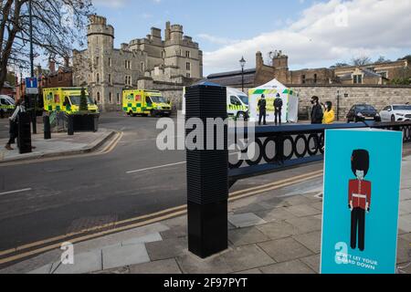 Windsor, Großbritannien. April 2021. Polizeibeamte aus dem Thames Valley und Rettungswagen befinden sich am Vorabend der Beerdigung des Herzogs von Edinburgh vor Windsor Castle. Die Beerdigung von Prinz Philip, Königin Elisabeths Ehemann, findet IIÕs 17. April um 15:00 Uhr BST in der St. George's Chapel in Windsor Castle statt. Kredit: Mark Kerrison/Alamy Live Nachrichten Stockfoto