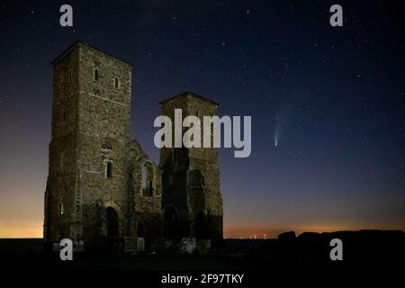 Komet NEOWISE von den Reculver Towers, Kent, Großbritannien, am 19. Juli 2020. Stockfoto