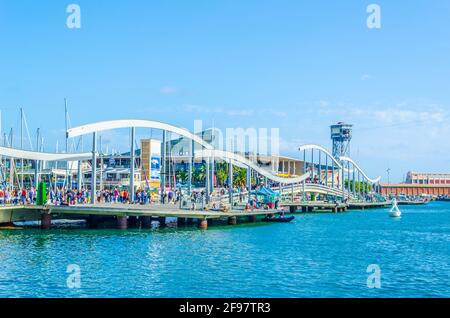 Die Menschen schlendern über die Promenade der Rambla de Mar in Barcelona, Spanien. Stockfoto