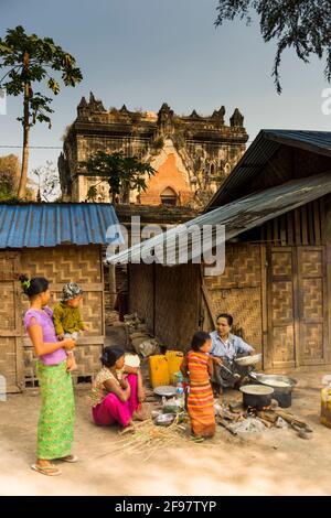 Myanmar, Inwa, Lay HTAT Gyi Kloster, Frauen, Kinder, Straße, Kochen Stockfoto