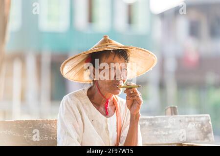 Myanmar, Szenen am Inle Lake, im Pagodenwald Kakku, Senioren, Hut, Zigarette, Stockfoto