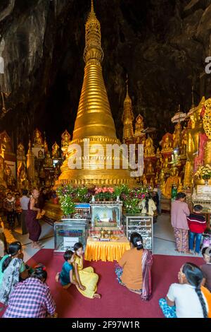 Myanmar, Szenen am Inle Lake, die Pindaya Höhlen mit der Shwe U Min Pagode, Gläubige, Stockfoto