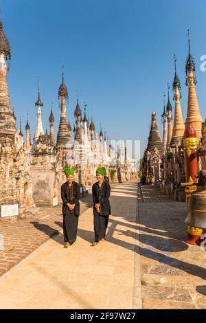 Myanmar, Szenen am Inle Lake, im Kakku Pagodenwald, Frauen, zwei, gehen, Stockfoto