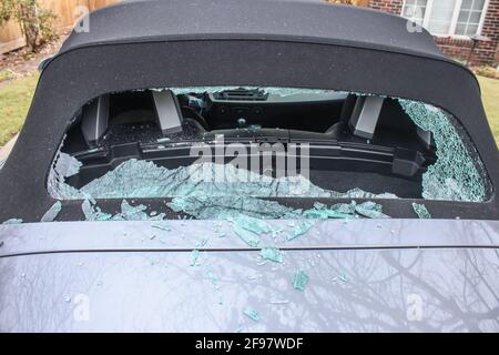 Vandalisierter Cabrio-Sportwagen mit verdecktem Rückfenster Überall draußen und Glas - aus nächster Nähe Stockfoto