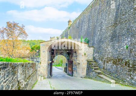 Blick auf ein Tor nach Pamplona, Spanien Stockfoto