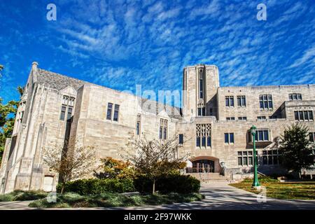 2019 10 19 Bloomington USA IU-Gebäude auf dem Campus in dramatischem Blau Himmel mit Kissenwolken Stockfoto