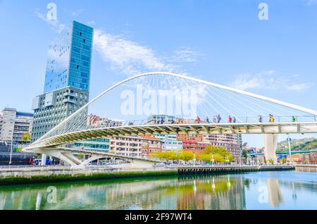 Die Menschen überqueren die Zubizuri-Brücke in Bilbao, Spanien Stockfoto