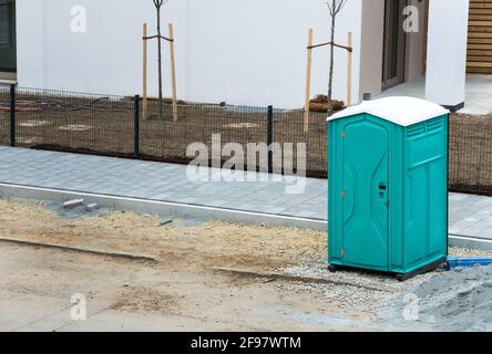 Mieten Sie eine mobile Toilette für die Bauarbeiter. Service eines regionalen Lieferanten- und Dienstleistungsunternehmens. Copyspace Stockfoto