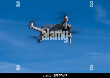 Fliegender Quadrocopter, ferngesteuerte Drohne mit Kamera, DJI Mavic Air 2, Bayern, Deutschland, Europa Stockfoto