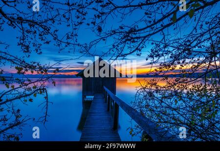 Bootshaus in der Dämmerung auf Ammersee, Stegen, Fünfseenland, Oberbayern, Bayern, Deutschland, Europa Stockfoto
