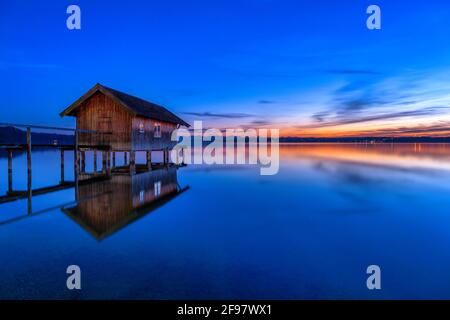 Bootshaus in der Dämmerung auf Ammersee, Stegen, Fünfseenland, Oberbayern, Bayern, Deutschland, Europa Stockfoto