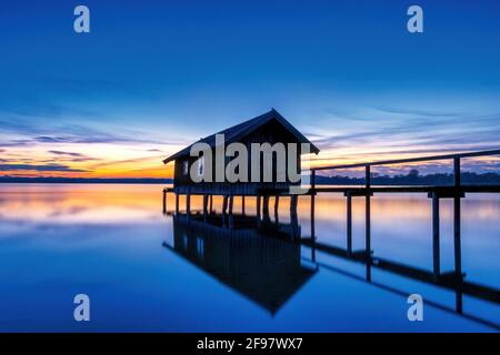 Bootshaus in der Dämmerung auf Ammersee, Stegen, Fünfseenland, Oberbayern, Bayern, Deutschland, Europa Stockfoto