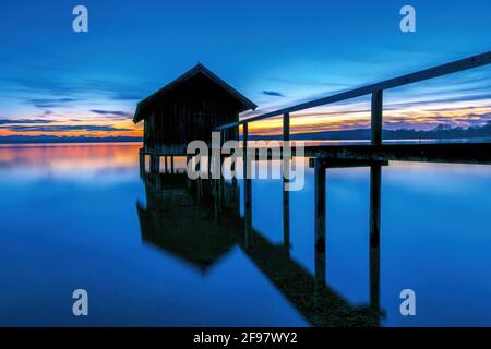 Bootshaus in der Dämmerung auf Ammersee, Stegen, Fünfseenland, Oberbayern, Bayern, Deutschland, Europa Stockfoto