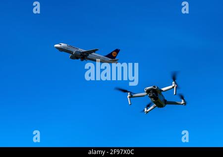 Foto-Drohne DJI Mavic Air 2 und im Hintergrund ein Airbus A300, der gemeinsam im Luftraum abfliegt, Fotomontage, Deutschland, Europa Stockfoto