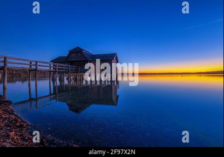 Bootshaus in der Dämmerung auf Ammersee, Stegen, Fünfseenland, Oberbayern, Bayern, Deutschland, Europa Stockfoto