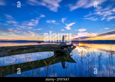 Baumstamm liegt am Ufer, Sonnenuntergang am Ammersee, Fünfseenland, Oberbayern, Bayern, Deutschland, Europa Stockfoto