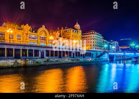 Nachtansicht des Bahnhofs Abando Indalecio Prieto in Bilbao, Spanien Stockfoto