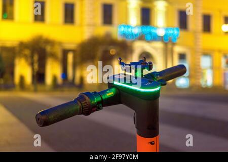 Geparkter E-Scooter bei Nacht, Wittelsbacher Platz, München, Bayern, Europa Stockfoto