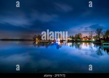 Nachthimmel über dem Starnberger See bei Tutzing, Fünfseenland, Oberbayern, Bayern, Deutschland, Europa Stockfoto