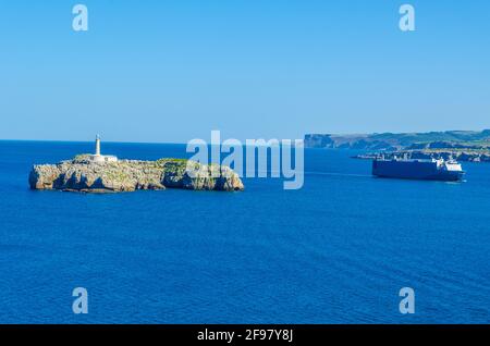 Blick auf ein Boot, das Faro de mouro bei santander, spanien passiert Stockfoto