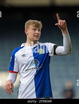 Blackburn, Großbritannien. April 2021. Jarrad Branthwaite #30 von Blackburn Rovers zeigt am 4/16/2021 in Blackburn, Großbritannien, in den Himmel. (Foto von Simon Whitehead/News Images/Sipa USA) Quelle: SIPA USA/Alamy Live News Stockfoto