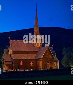 Europa, Norwegen, Oppland, Ottadalen, historische Stabkirche aus Holz in Lom Stockfoto