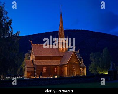 Europa, Norwegen, Oppland, Ottadalen, historische Stabkirche aus Holz in Lom Stockfoto