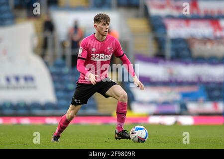 Blackburn, Großbritannien. April 2021. Max Bird #8 von Derby County mit dem Ball in Blackburn, UK am 4/16/2021. (Foto von Simon Whitehead/News Images/Sipa USA) Quelle: SIPA USA/Alamy Live News Stockfoto