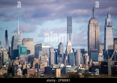 New York, NY - USA - 2. Jan 2021: Landschaftsansicht der Skyline von Manhattan im Westen. Stockfoto