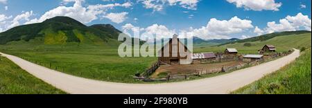 Verwitterte Scheune am Cold Spring-Ranch in der Nähe von Crested Butte, Colorado, USA Stockfoto