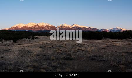 Panoramablick westlich der schneebedeckten Collegiate Peaks, Sawatch Range; Rocky Mountains; von nahe RT. 285 und Buena Vista, Colorado, USA Stockfoto