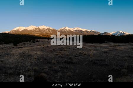 Panoramablick westlich der schneebedeckten Collegiate Peaks, Sawatch Range; Rocky Mountains; von nahe RT. 285 und Buena Vista, Colorado, USA Stockfoto