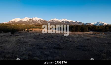 Panoramablick westlich der schneebedeckten Collegiate Peaks, Sawatch Range; Rocky Mountains; von nahe RT. 285 und Buena Vista, Colorado, USA Stockfoto