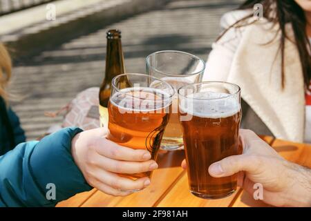 Eine Gruppe von Leuten, die Biergläser anklimmten Stockfoto
