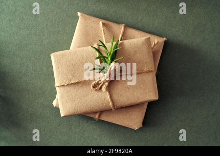 Zwei Weihnachtsgeschenke in ökologisches Recyclingpapier verpackt - Zero Waste Konzept, Draufsicht Stockfoto