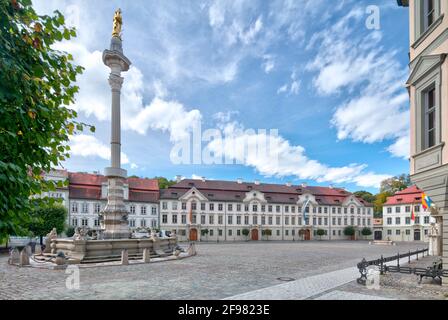 Mariensäule, Residenzplatz, Brunnen, Hausfassade, Architektur, Eichstätt, Oberbayern, Bayern, Deutschland, Stockfoto