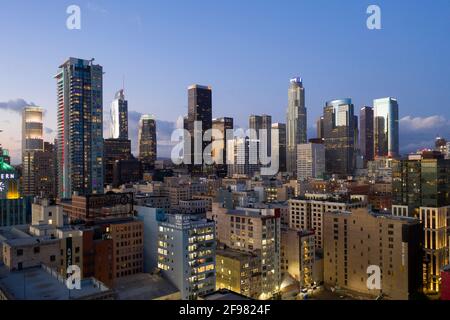 Blick auf die Innenstadt von Los Angeles, wenn die Lichter in der Abenddämmerung angehen Stockfoto