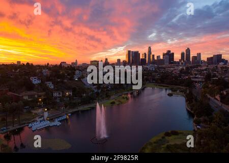 Spektakulärer Sonnenaufgang über dem Echo Park Lake mit der Innenstadt von Los Die Skyline von Angeles in der Ferne Stockfoto