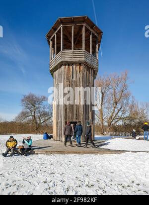 Recklinghausen, Nordrhein-Westfalen, Deutschland - sonnige Winterlandschaft im Ruhrgebiet, Emscherkunst im Schnee, Kawamata Tower auf der Emscher, GEHWEG UND TURM, 2010, von Tadashi Kawamata Stockfoto