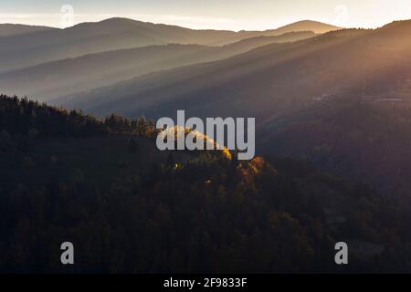 Herbstsonnenstrahlen - Sonnenaufgang in den Rhodopen-Bergen Stockfoto