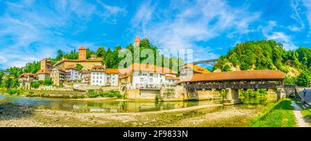 Pont de Berne, eine schöne Holzbrücke über den Fluss Sarine in Freiburg, Schweiz Stockfoto