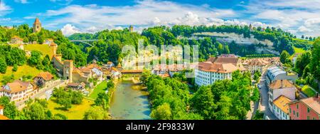 Pont de Zaehringen über dem Sarine-Tal in Freiburg, Schweiz Stockfoto